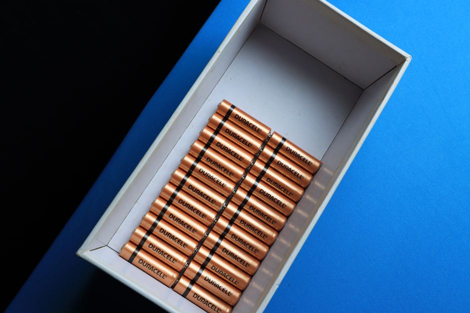 Een moderne thuisbatterijopslag installatie naast zonnepanelen voor energiebeheer.