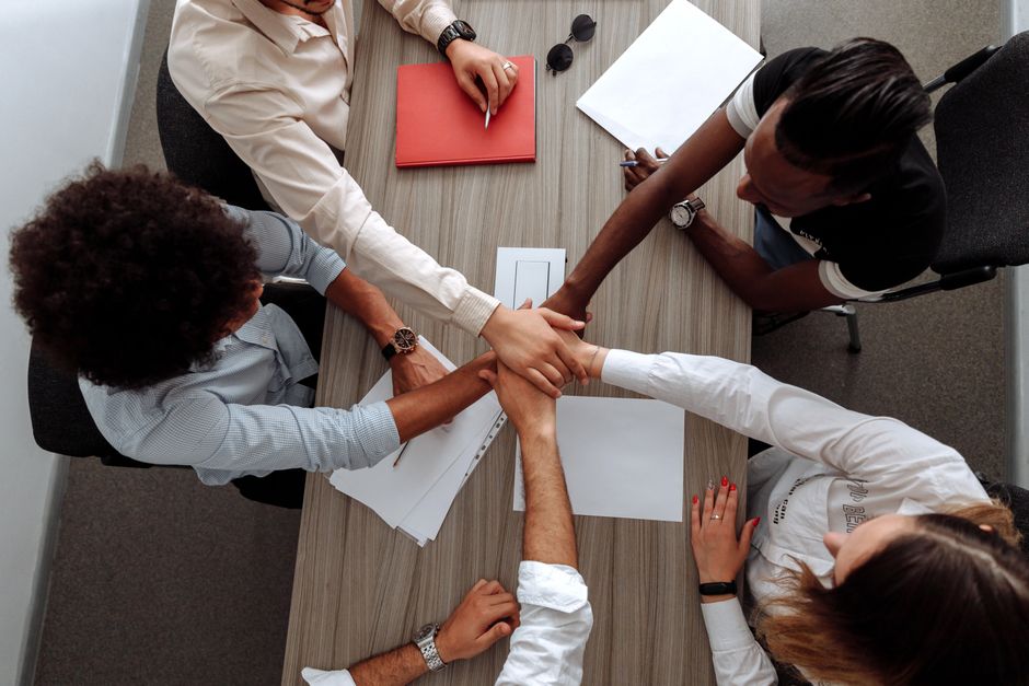 Een team dat samenwerkt aan talentontwikkeling binnen een organisatie, met focus op groei en innovatie.
