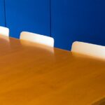 Een stijlvolle grote vergadertafel op maat in een moderne kantooromgeving, ideaal voor flexibele werkplekken en hybride meetings.