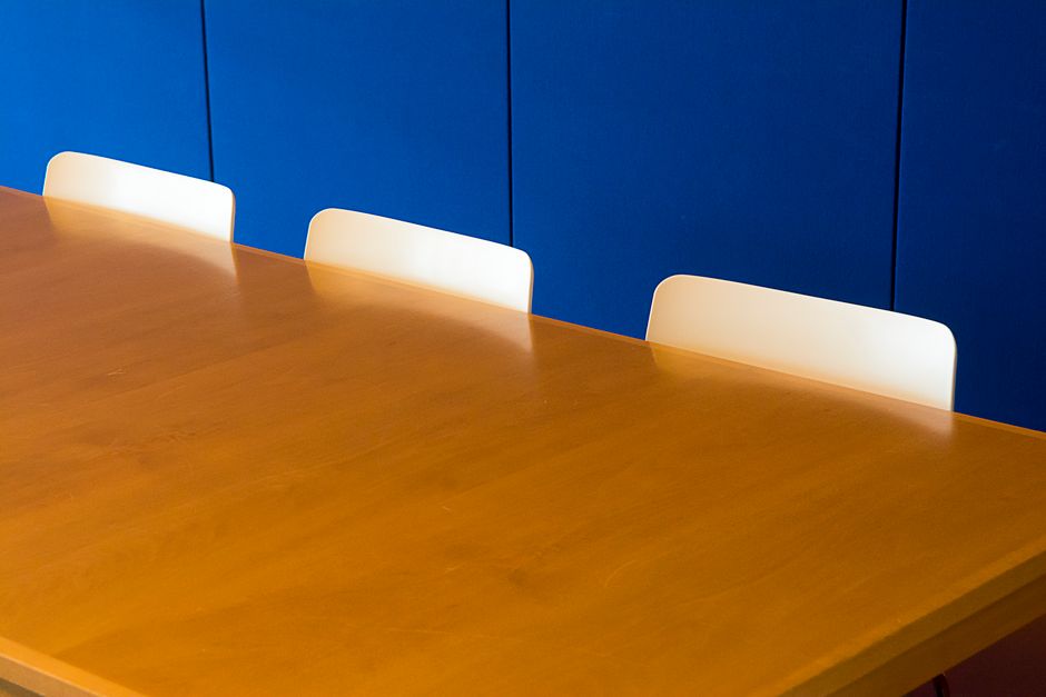 Een stijlvolle grote vergadertafel op maat in een moderne kantooromgeving, ideaal voor flexibele werkplekken en hybride meetings.