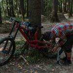 Fietspomp met ingebouwde compressor, ideaal voor snel oppompen van banden en gebruiksgemak voor fietsers en automobilisten.
